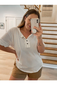 Simply Stevie Button closure Top in White